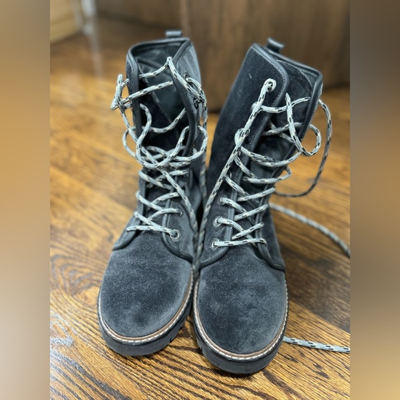 Gorgeous Stuart Weitzman grey velvet combat Boots in box. Size 7.5 - Picture 2 of 3